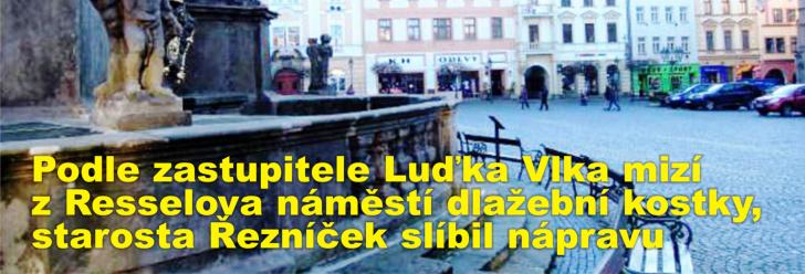 Podle zastupitele Luďka Vlka mizí z Resselova náměstí dlažební kostky, starosta Řezníček slíbil nápravu