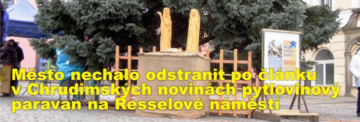 Město nechalo odstranit po článku v Chrudimských novinách pytlovinový paravan na Resselově náměstí