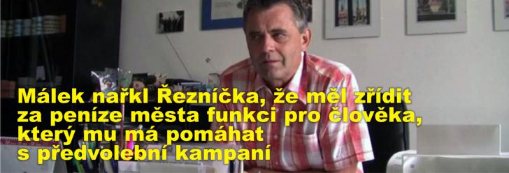 Málek nařkl Řezníčka, že měl zřídit za peníze města funkci pro člověka, který mu má pomáhat s předvolební kampaní