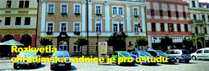Rozkvetlá chrudimská radnice je pro ostudu