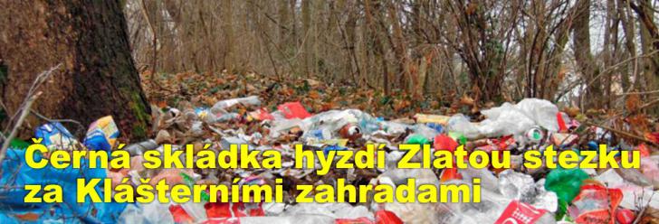 Černá skládka hyzdí Zlatou stezku za Klášterními zahradami, strážníci svádějí nekonečný boj s jejími původci