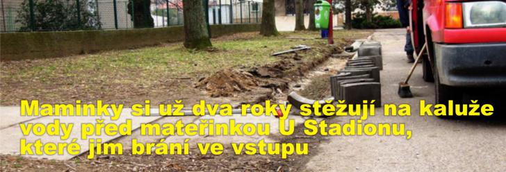Maminky si už dva roky stěžují na kaluže vody před mateřinkou U Stadionu, které jim brání ve vstupu