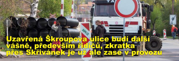 Uzavřená Škroupova ulice budí další vášně, především řidičů, zkratka přes Skřivánek je už ale zase v provozu