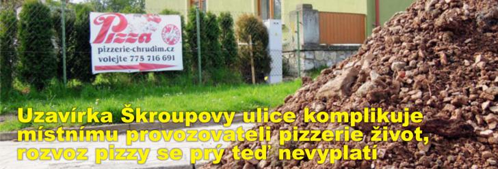 Uzavírka Škroupovy ulice komplikuje místnímu provozovateli pizzerie život, rozvoz pizzy se prý teď nevyplatí