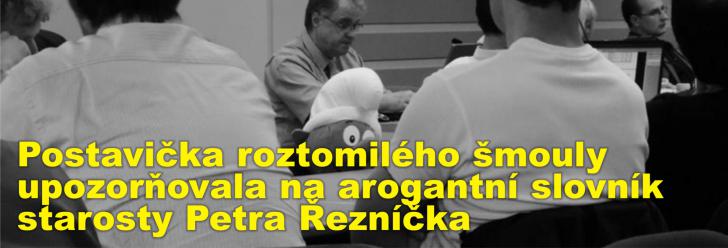 Postavička roztomilého šmouly upozorňovala zastupitele na arogantní slovník starosty Petra Řezníčka