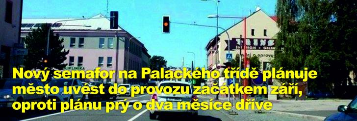 Nový semafor na Palackého třídě plánuje město uvést do provozu začátkem září, oproti plánu prý o dva měsíce dříve