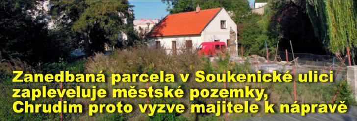 Zanedbaná parcela v Soukenické ulici zapleveluje městské pozemky, Chrudim proto vyzve majitele k nápravě