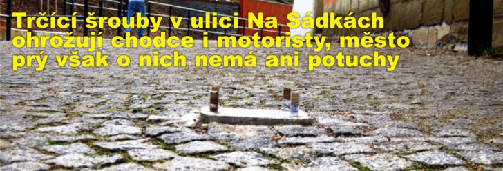 Trčící šrouby v ulici Na Sádkách ohrožují chodce i motoristy, město prý však o nich nemá ani potuchy