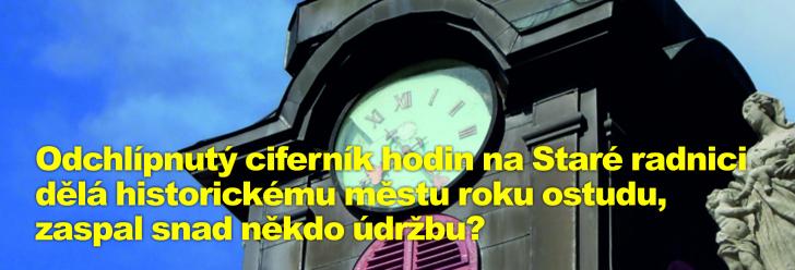 Odchlípnutý ciferník hodin na Staré radnici dělá historickému městu roku ostudu, zaspal snad někdo údržbu?