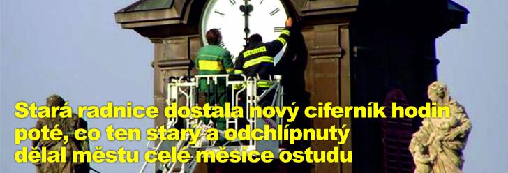 Stará radnice dostala nový ciferník hodin poté, co ten starý a odchlípnutý dělal městu celé měsíce ostudu
