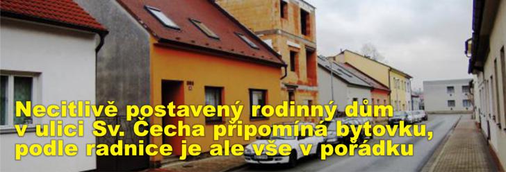 Necitlivě postavený rodinný dům v ulici Sv. Čecha připomíná bytovku, podle radnice je ale vše v pořádku