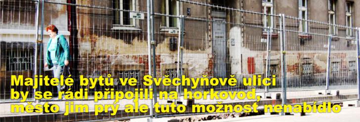 Majitelé bytů ve Svěchyňově ulici by se rádi připojili na horkovod, město jim prý ale tuto možnost nenabídlo
