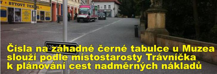 Čísla na záhadné černé tabulce u Muzea slouží podle místostarosty Trávníčka k plánování cest nadměrných nákladů
