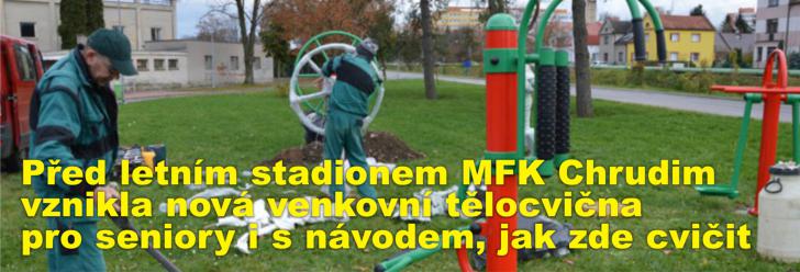 Před letním stadionem MFK Chrudim vznikla nová venkovní tělocvična pro seniory i s návodem, jak zde cvičit