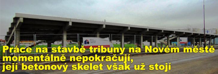 Práce na stavbě tribuny na Novém městě momentálně nepokračují, její betonový skelet však už stojí