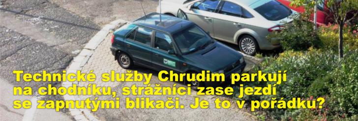 Technické služby Chrudim parkují na chodníku, strážníci zase jezdí se zapnutými blikači. Je to v pořádku?