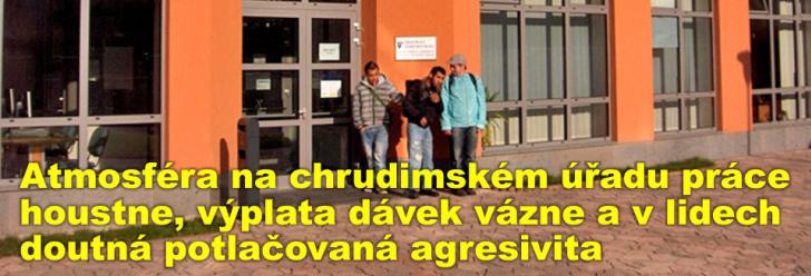 Atmosféra na chrudimském úřadu práce houstne, výplata dávek vázne a v lidech doutná potlačovaná agresivita