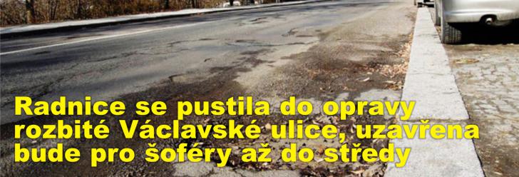 Radnice se konečně pustila do opravy rozbité Václavské ulice, uzavřena bude pro šoféry až do středy