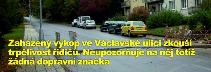 Zaházený výkop ve Václavské ulici zkouší trpělivost řidičů. Neupozorňuje na něj totiž žádná dopravní značka
