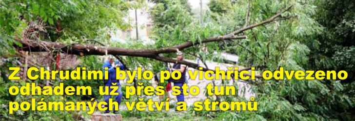 Z Chrudimi bylo po vichřici odvezeno odhadem už přes sto tun polámaných větví a stromů, úklid ale pokračuje