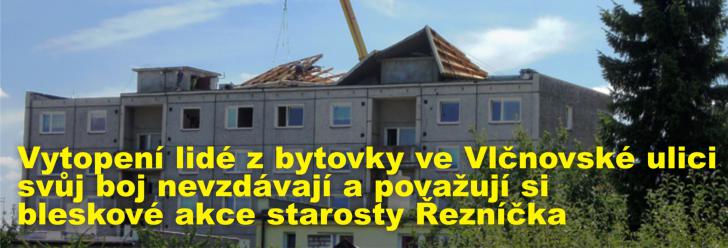 Vytopení lidé z bytovky ve Vlčnovské ulici svůj boj nevzdávají a považují si bleskové akce starosty Řezníčka 