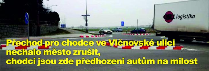 Přechod pro chodce ve Vlčnovské ulici nechalo město zrušit, chodci jsou zde předhozeni autům na milost