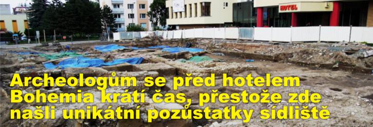 Archeologům se před hotelem Bohemia krátí čas, přestože zde našli unikátní pozůstatky pravěkého sídliště