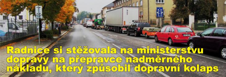 Radnice si stěžovala na ministerstvu dopravy na přepravce nadměrného nákladu, který způsobil dopravní kolaps 