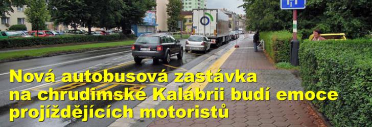 Nová autobusová zastávka na chrudimské Kalábrii budí emoce projíždějících motoristů