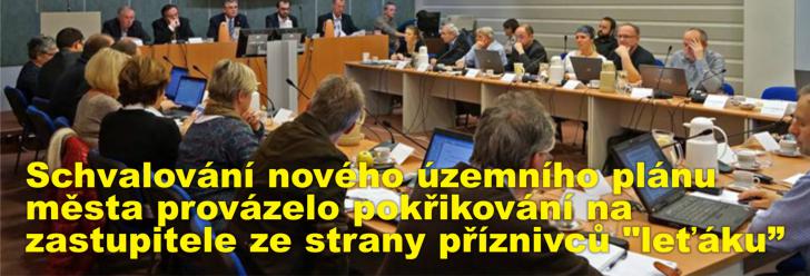 Schvalování nového územního plánu města provázelo pokřikování na zastupitele ze strany příznivců "leťáku"