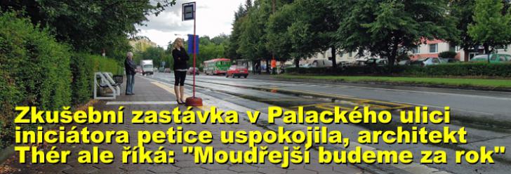 Zkušební zastávka v Palackého ulici iniciátora petice uspokojila, architekt Thér ale říká: "Moudřejší budeme za rok"