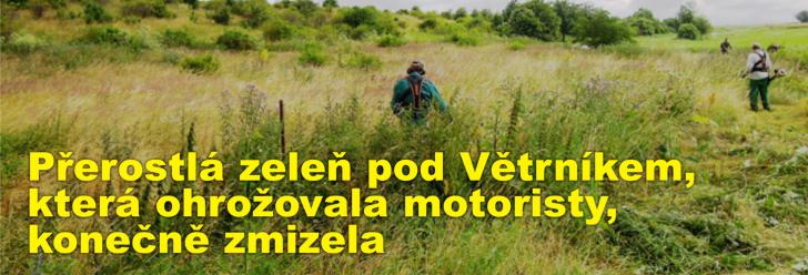 Přerostlá zeleň pod Větrníkem, která ohrožovala motoristy, konečně zmizela, sekání trávy však vyvolává dál otazníky