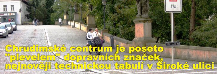 Chrudimské centrum je poseto "plevelem" dopravních značek, nejnověji technickou tabulí v Široké ulici