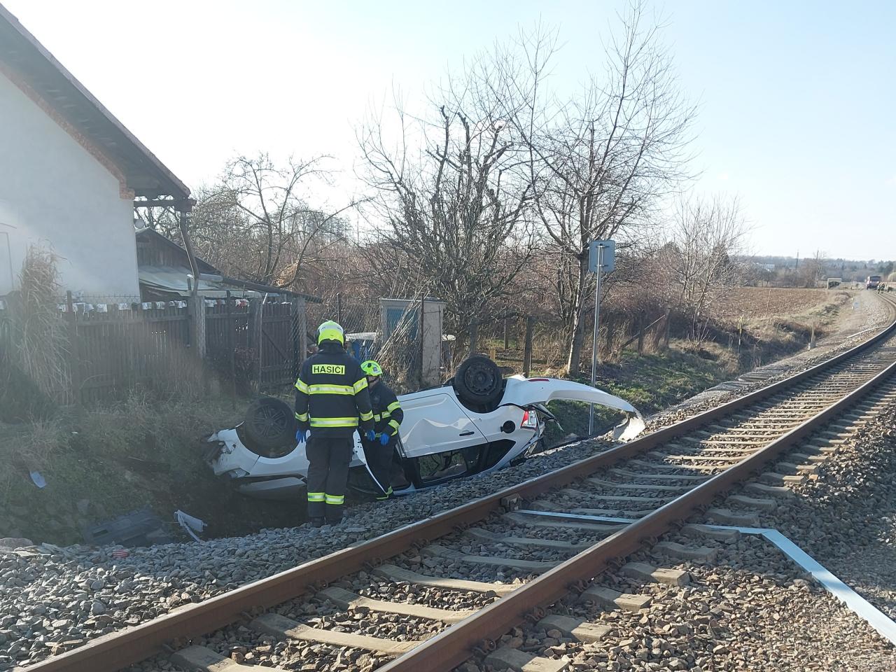 Auto skončilo po střetu s vlakem na střeše. Řidička je v nemocnici