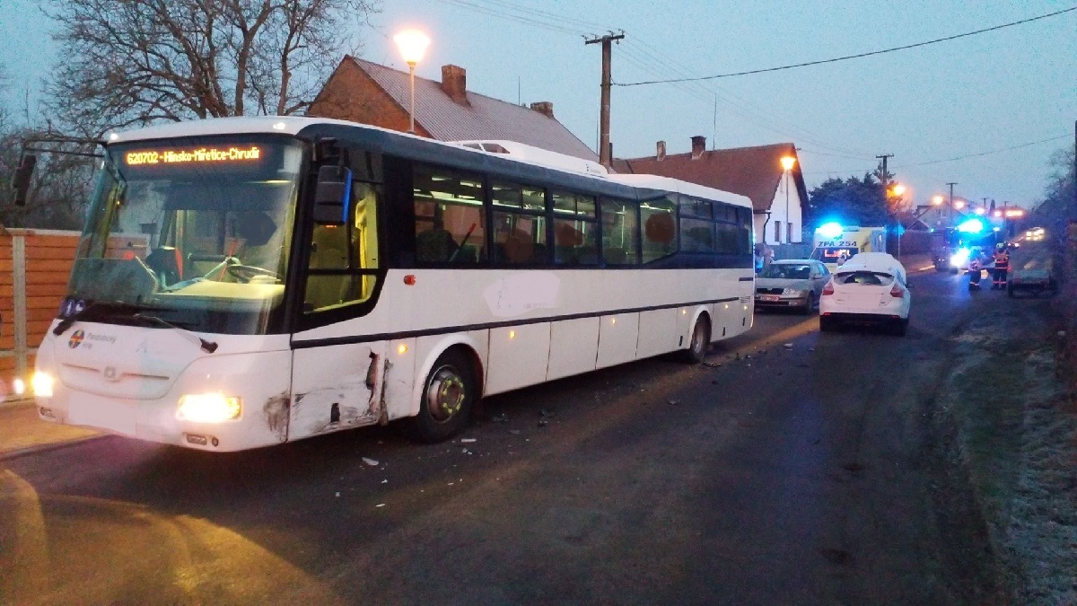 Srážka s autobusem si vyžádala čtyři zraněné