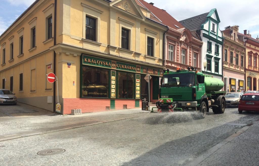 Kropení ulic je podmíněno dostatkem vláhy