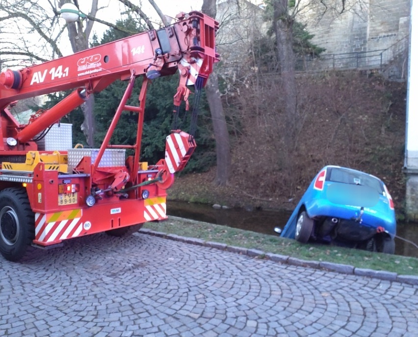 Roztržitý řidič zaparkoval auto v náhonu