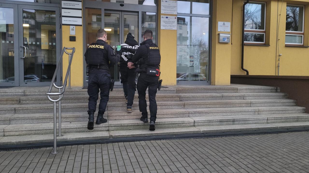 Mladík přestřelil. V kukle se procházel s maketou zbraně