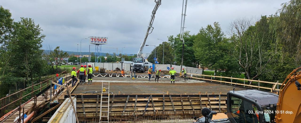 Most u OC Tesco se otevře o tři měsíce později