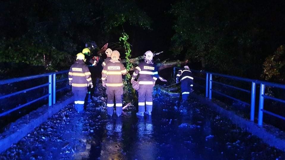 Požáry i povodně: hasiči stále zasahují v terénu