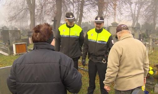 Na Dušičky se připravují jak pardubické hřbitovy, tak městská policie