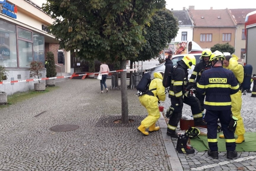 Bankovní úřednice se v práci přiotrávila neznámou látkou