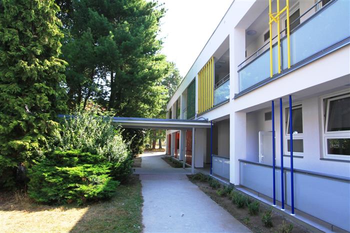 Uzavřená školka a porodnice, úřaduje covid