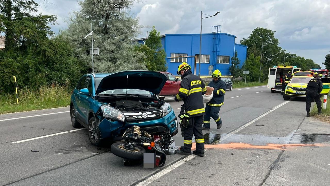Řidička nedala motorce přednost v jízdě