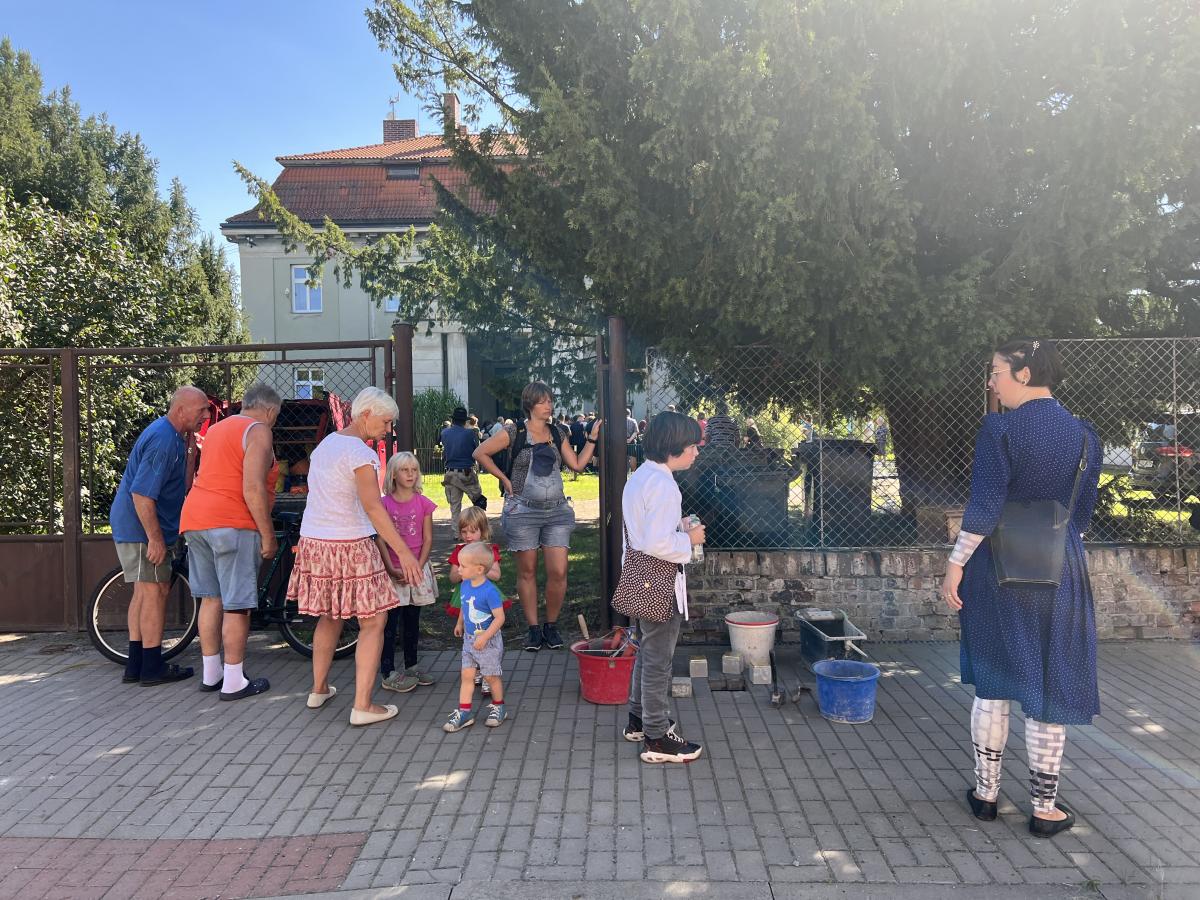 V Chrasti přišly uctít památku obětí holocaustu zástupy lidí