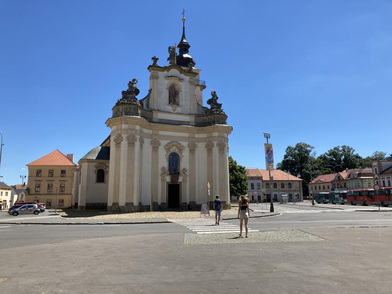 Betonové monstrum stíní lidem do oken a způsobuje dopravní komplikace