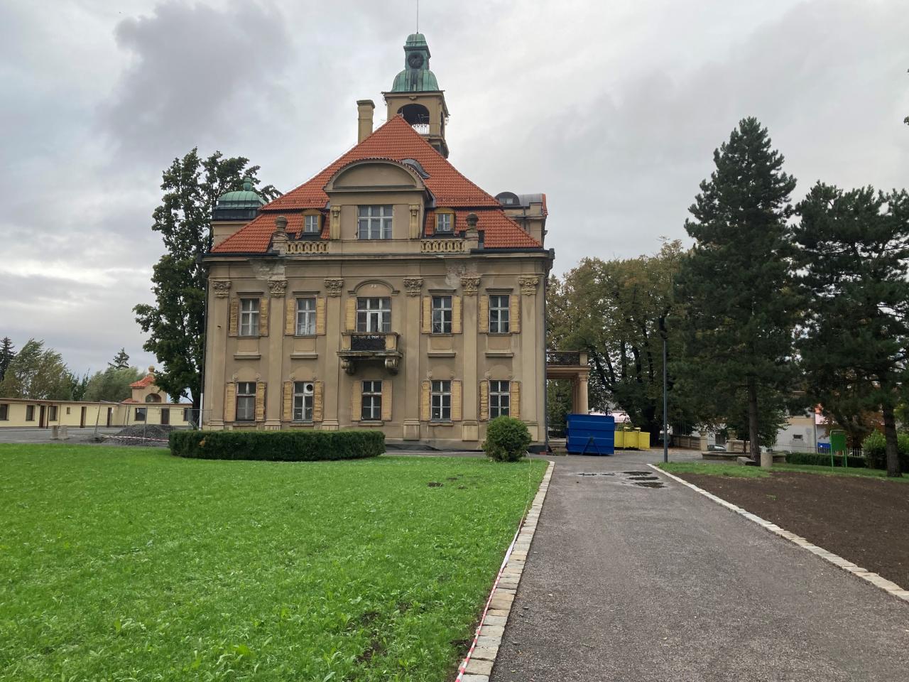 U nové knihovny na zámku bude strašit faun