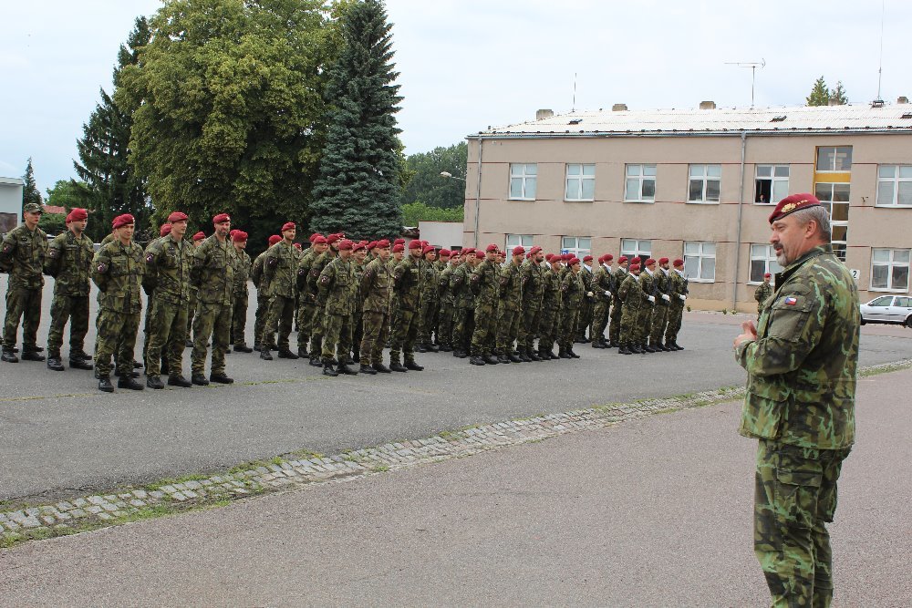 Generál Opata navštívil chrudimské výsadkáře