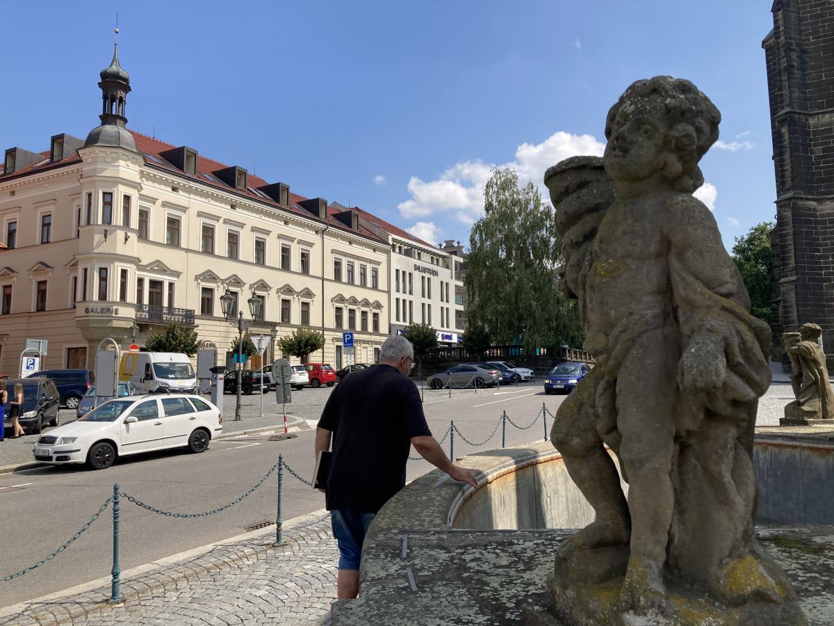Morový sloup chátrá. Radnice péči zanedbává a to vandaly láká