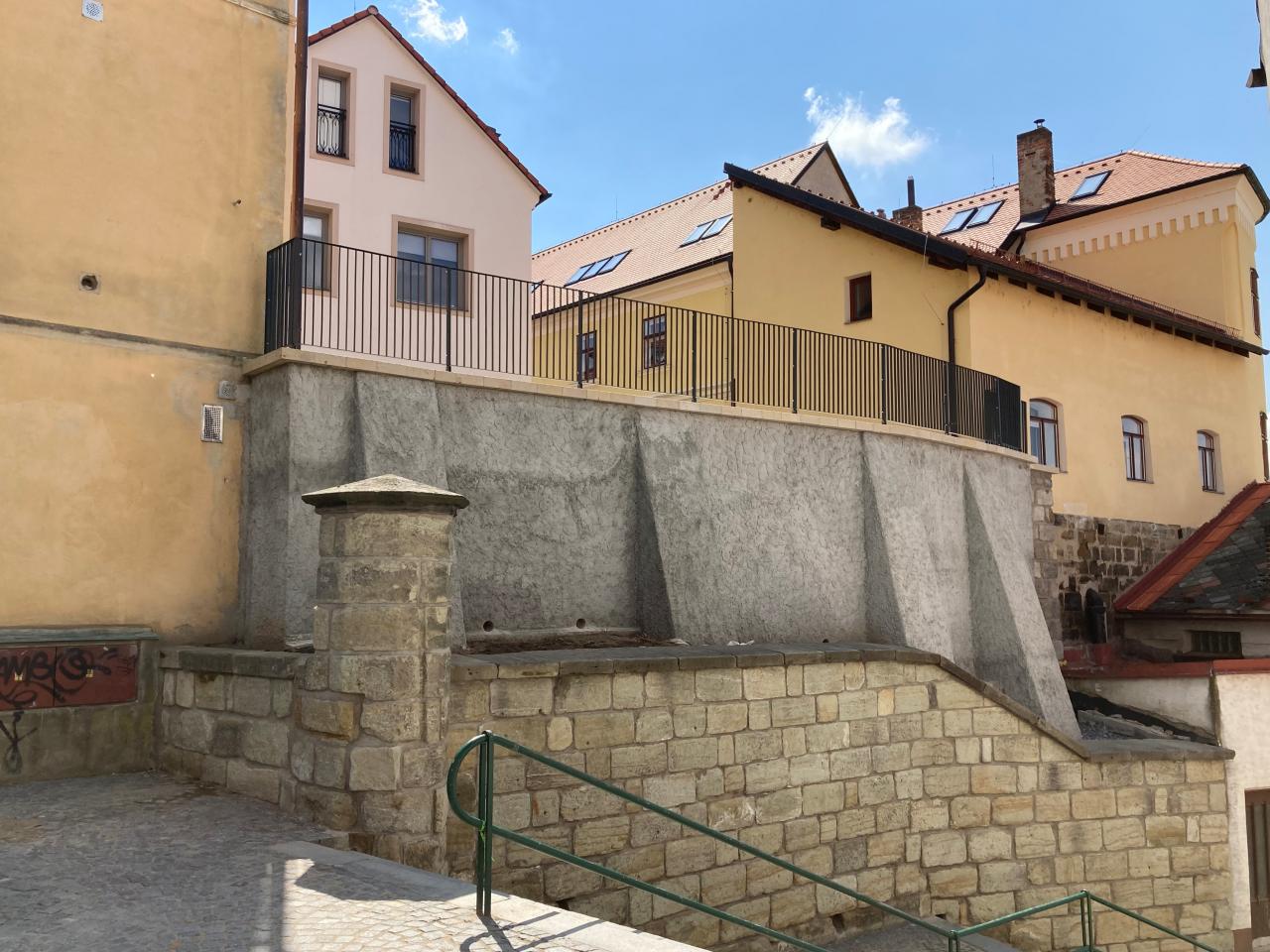 Vlastník pozemku si za plot u zdi nad Širokými schody raději připlatil